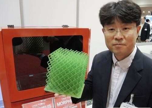 Owl Works行销长S.J. Park展示其低价3D印表机Morpheus 