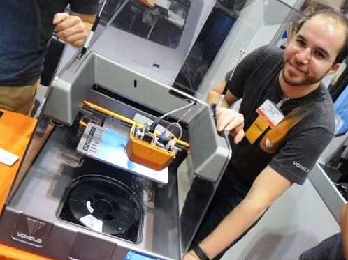 Voxel 8共同创办Michael Bell与该公司的3D印表机
